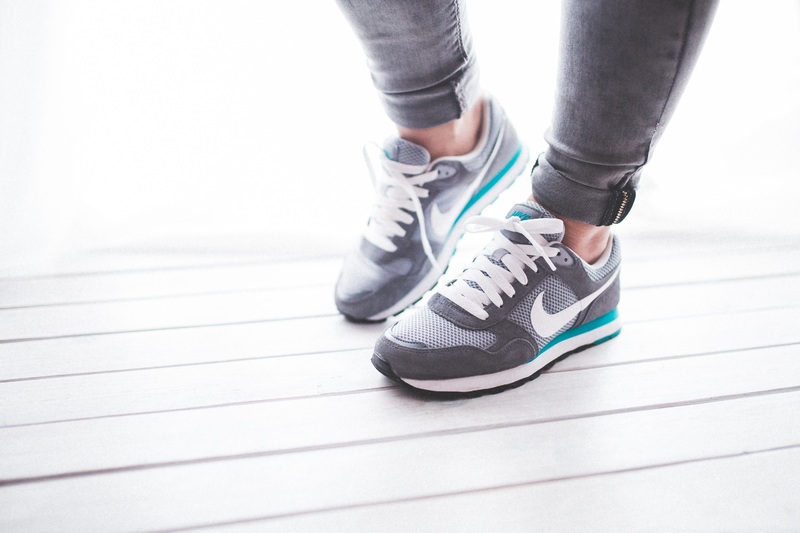 walking-shoe-light-girl-woman-white-722547-pxhere.com